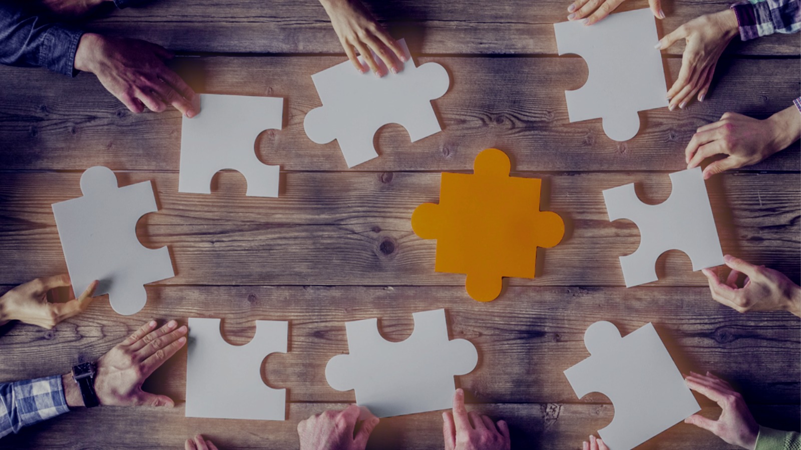فريق متنوع من GenAI-Consultant يخطط استراتيجيًا على خريطة عالمية، يمثل الابتكار العالمي والعمل الجماعي.