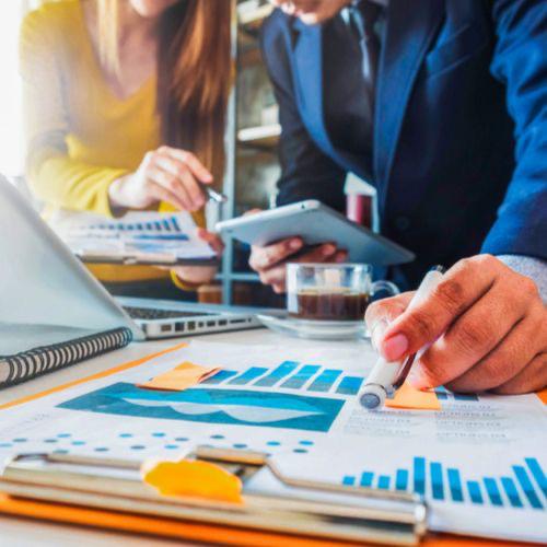 استراتيجيات تطبيق الذكاء الاصطناعي التفصيلية بواسطة GenAI-Consultant لتحويل الأعمال والابتكار.